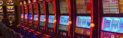 Antarmuka aplikasi mobile vip5555 menampilkan menu sportsbook, live dealer, dan slot games